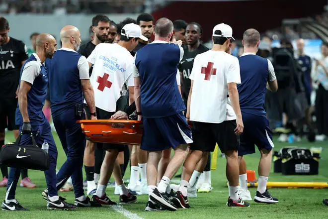 Likitoci na fitar da James Maddison daga filin wasa bayan ya ji rauni