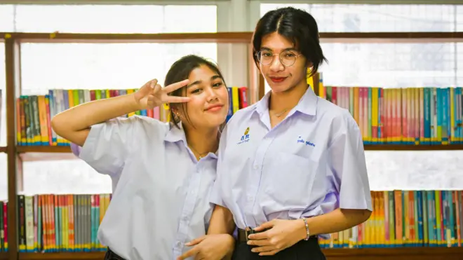 ศุภสิน อุทัยสาง (ขวา) และ ภานุศร พูลสวัสดิ์ (ซ้าย) นักเรียนมัธยมปลาย รร.มัธยมวัดธาตุทอง