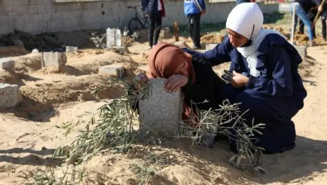 امرأة فلسطينية تبكي عند قبر ابنها الذي قُتل في غارة إسرائيلية على مدينة خان يونس في جنوب القطاع 