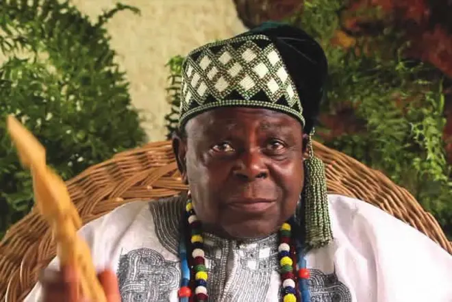 Ifayemi Elebuibon n wo ọọkan , o mu irọkẹ ifa dani