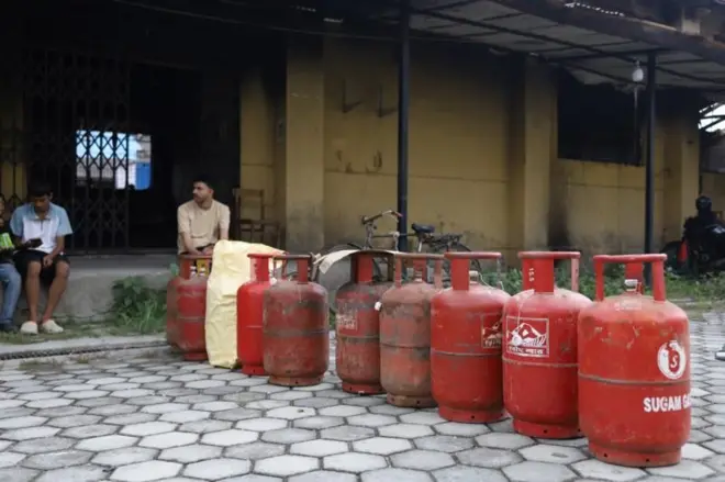 खाना पकाउने ग्यासका लागि उपभोक्ताले लाइनमा राखेका सिलिन्डर