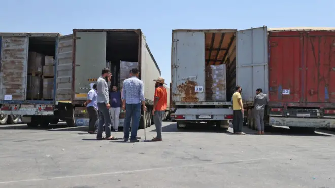 Грузовики на КПП