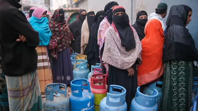 চলতি বছরের শুরু থেকেই এলপিজি নিয়ে ভোগান্তিতে সাধারণ গ্রাহকরা (ফাইল ছবি)