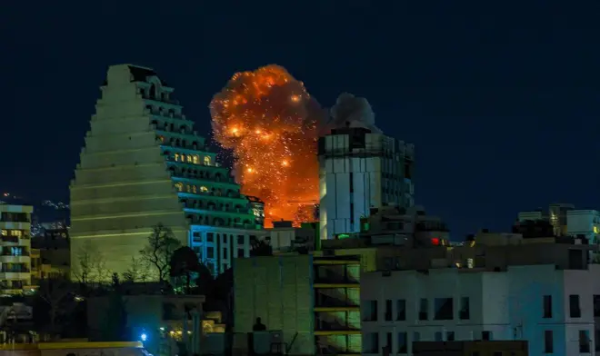 မတ်လ ၇ ရက်ညပိုင်းတုန်းက တီဟီရန်မြို့မှာ ပေါက်ကွဲမှု တစ်ခုဖြစ်အပြီး ကောင်းကင်ကို မီးလုံးကြီး တက်လာတဲ့မြင်ကွင်း 