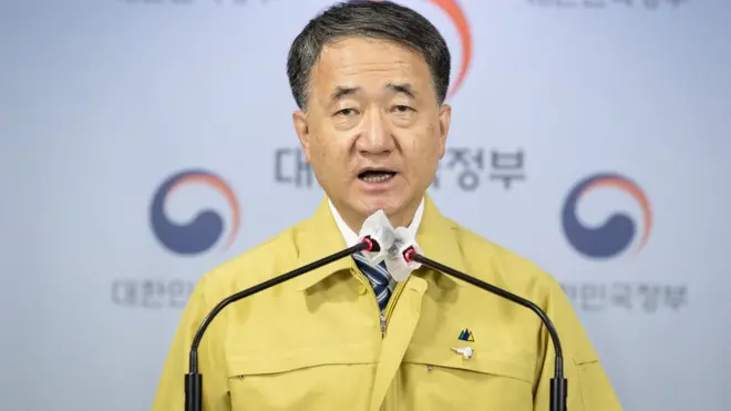 박능후 보건복지부 장관이 20일 정례 브리핑에서 발표하고 있다