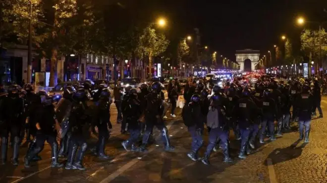 ఫ్రాన్స్ వీధుల్లో పోలీసులు