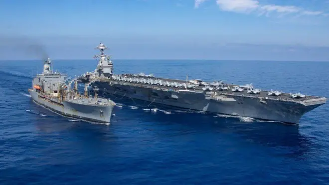 Ubwato bw'intambara USS Gerald R Ford bw'Amerika, burimo kunywa ibitoro mu nyanja