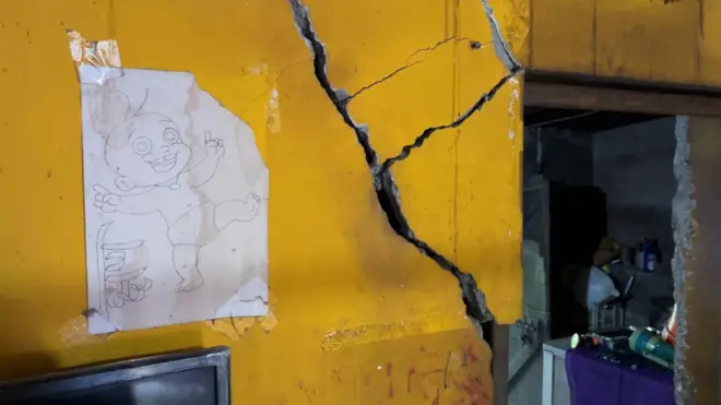 घराला गेलेले तडे