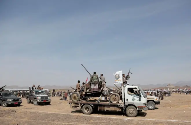 Các chiến binh Houthi và người dân ở Dải Gaza tham gia một cuộc biểu tình  ở Yemen phản đối các cuộc không kích của Mỹ và Anh 
