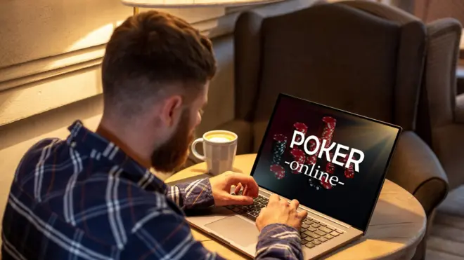 شخص يقامر على الإنترنت