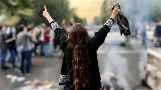 جنبش زن زندگی آزادی و نافرمانی مدنی زنان علیه حجاب اجباری