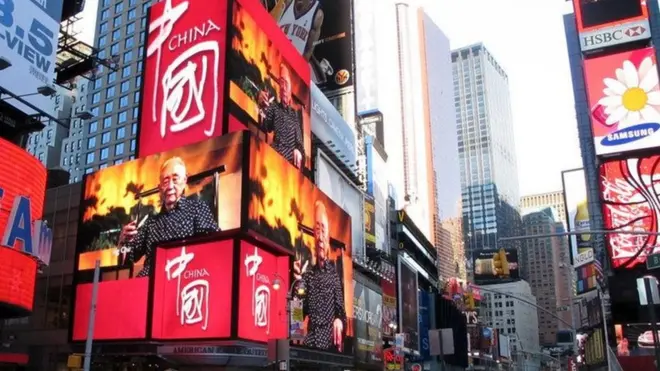 紐約時代廣場巨大的電子廣告牌展示中國形像