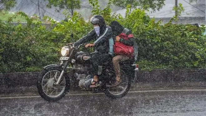 వర్షంలో ప్రయాణం