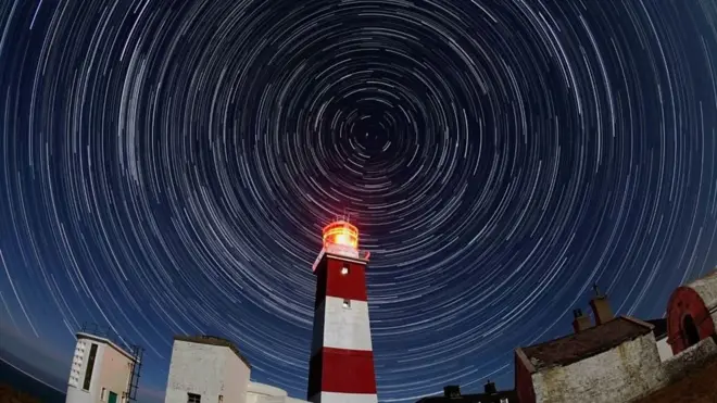 مراقبة النجوم وسط سكون الظلام