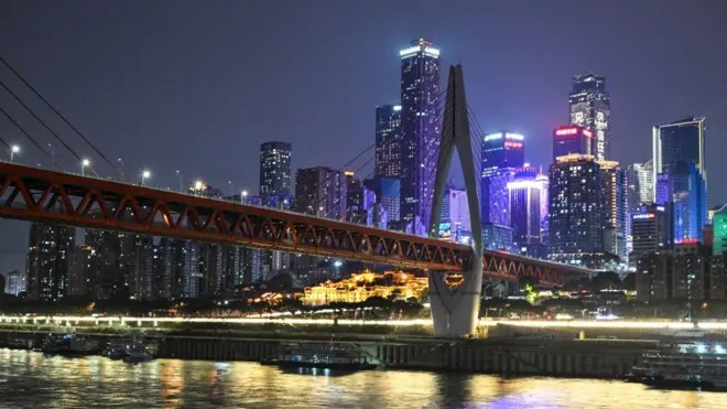 vista nocturna de edificios en Chongqing, China