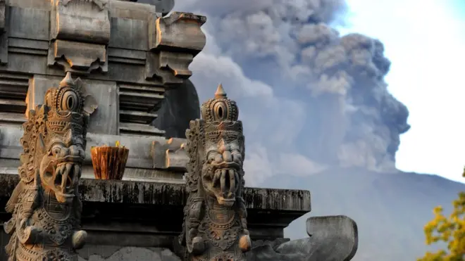 آخری مرتبہ یہ آتش فشاں 1963 میں پھٹا تھا جس میں کم از کم 1600 افراد ہلاک ہوئے تھے