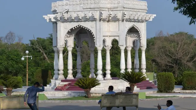 ایف آئی آر کے مطابق خاتون نے جب دوسرے سی ڈی اے اہلکار اور گارڈ سے مدد مانگی تو وہ ان سے دور ہوگئے۔ 'میں چیختی روتی رہی لیکن وہ سب کچھ جان کر بھی نہیں آئے مدد کو۔'