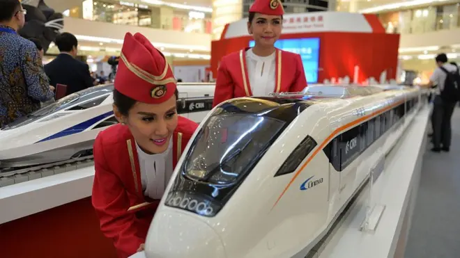 Model kereta cepat yang dipamerkan di sebuah mal di Jakarta, Agustus 2015, dan akan dibangun bekerjasama dengan Cina lewat PT KCIC.