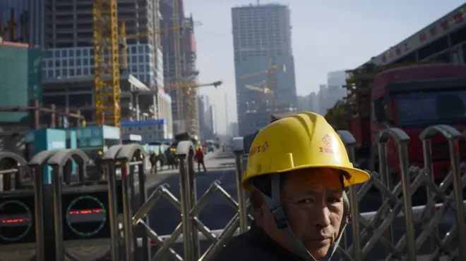 12月13日，北京，一處工地前的建築工人。印尼議員將傳喚政府官員，詢問關於中國工人數量的問題。