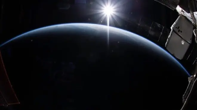 схід сонця у космосі