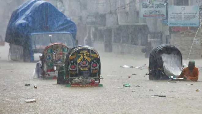 টানা বৃষ্টিতে জলাবদ্ধতা তৈরি হয়েছে, আটই জুলাই চট্টগ্রাম নগরীর ছবি