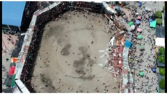 قتل أربعة أشخاص على الأقل وأصيب أكثر من 300 آخرين بعد انهيار مدرج خشبي من ثلاثة طوابق في حلبة لمصارعة الثيران بكولومبيا.