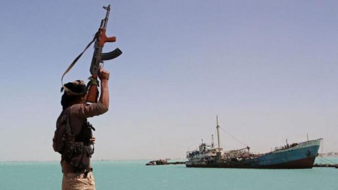 Soldado y barco en Yemen