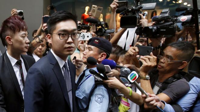 陳浩天在香港外國記者會外被記者包圍（14/8/2018）