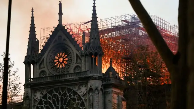 نوٹراڈام: آگ لگنے کی کہانی، تصاویر کی زبانی