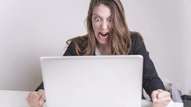 "Здається, щось пішло не так. Так прикро, вибачте, будь ласка", - сказала б ця дівчина, якби новий законопроект запрацював