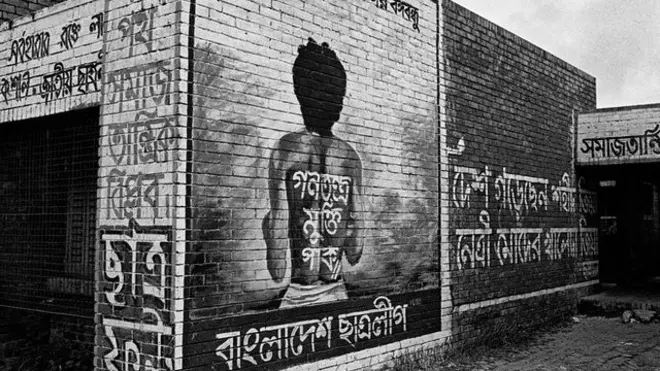 ڈھاکہ کی یونورسٹی کی دیوار پر نور حسین کے حق میں وال چاکنگ کی گئی۔ دیوار پر لکھا ہے ’جمہوریت کو جینے دو‘۔