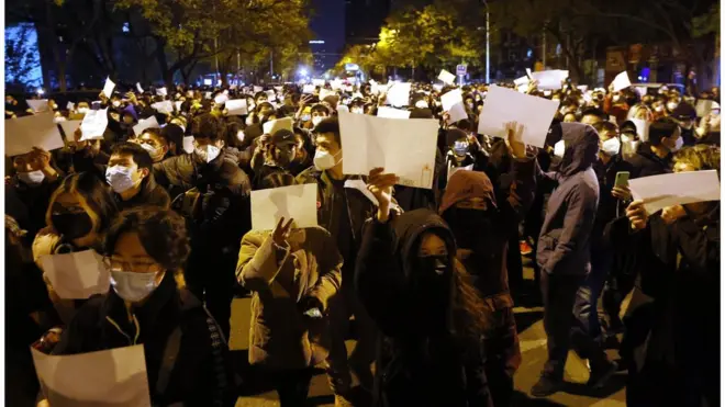 Cientos de manifestantes protestan en Pekín con hojas en blanco.