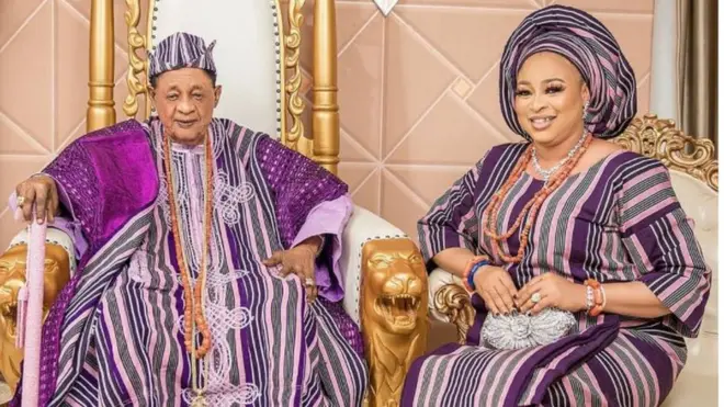 Alaafin pẹlu Olori Abbey