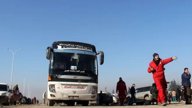 Halep'te tahliye otobüsleri