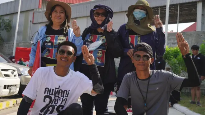 ไผ่ ดาวดินและไมค์ ภาณุพงศ์ ถ่ายรูปกับ "ราษมารดา" ที่มาร่วมเดินทางไกลเรียกร้องความเป็นธรรมให้ผู้ถูกดำเนินคดีในข้อหาตามมาตรา 112