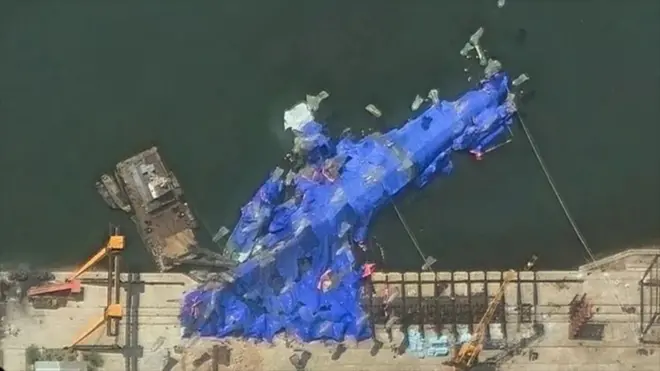 파란 천으로 덮여 있는 사고 구축함