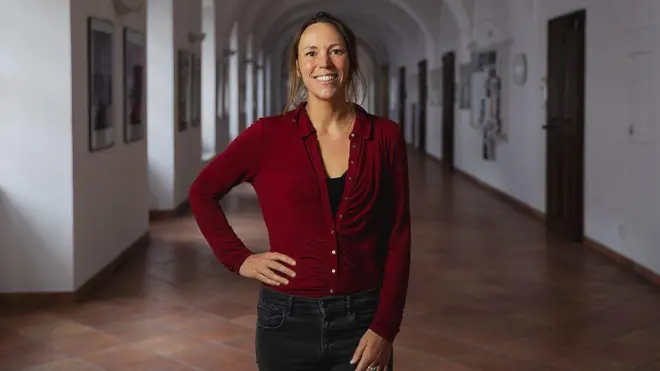 A neurocientista e escritora Hannah Critchlow, sorrindo e olhando para a câmera