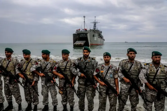 Vários homens armados com roupas militares