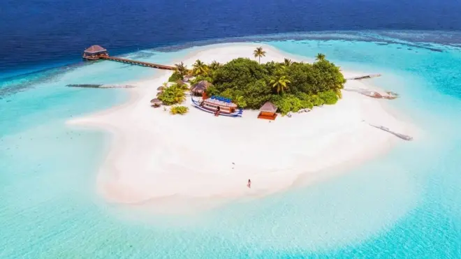 مالدیپ کے سمندر کی سطح سے ایک میٹر بلند جزائر سطح سمندر کے بلند ہونے کی وجہ سے معدوم ہونے کے خطرات سے دوچار ہیں