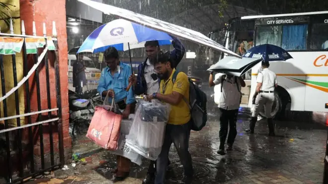 নির্বাচনের পরে ভোটিং মেশিন সুরক্ষিত স্থানে পৌছে দিচ্ছেন ভোটকর্মীরা