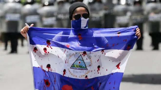 Una manifestante muestra una bandera ensangrentada durante una protesta contra el gobierno del presidente nicaragüense Daniel Ortega en Managua, el 16 de septiembre de 2018.