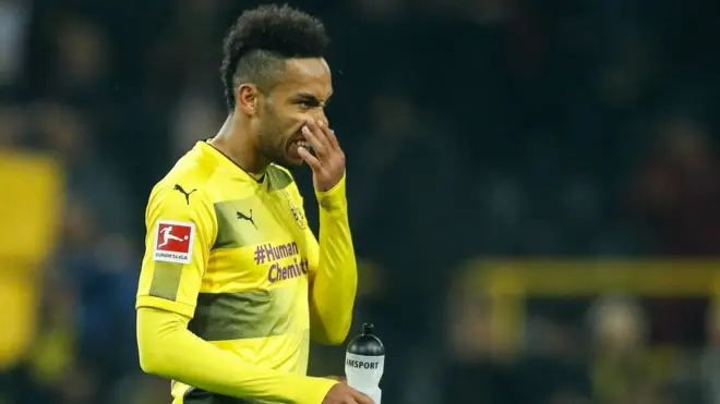 أوبامايانغ يحمل عبوة ماء بعد إحدى المباريات