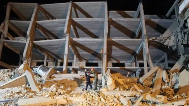 Қаршида қулаб тушган меҳмонхона биноси