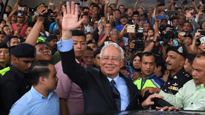 นายนาจิบโบกมือให้กลุ่มผู้สนับสนุนหลังเดินทางไปขึ้นศาลที่กรุงกัวลาลัมเปอร์วันนี้ (20 ก.ย.)