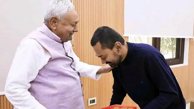 तस्वीर बीते एक मार्च की है, नीतीश कुमार के जन्मदिन के मौके पर उनका आशीर्वाद लेते निशांत कुमार.