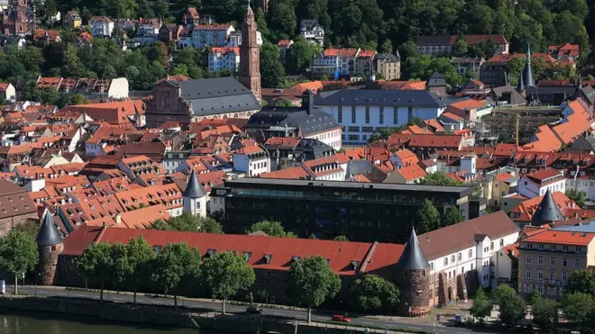 Полиция сообщила, что в руках у стрелявшего было длинноствольное ружье