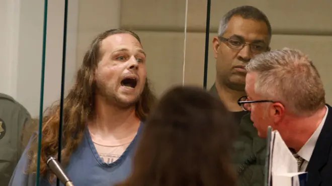 "Tinggalkan negara ini jika kalian membenci kebebasan kami," teriaknya.