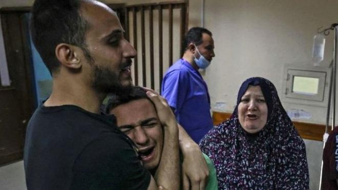 La familia Abu Dayer llora a sus familiares.
