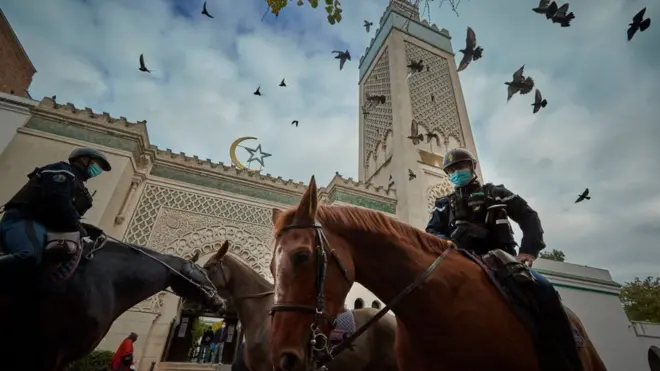 Fransız hükümeti, camilerdeki aşırı görüşlere karşı büyük ve daha önce eşi benzeri görülmemiş bir mücadele başlatacağını duyurdu. Fransa İçişleri Bakanı Gerald Darmanin bu kapsamda 76 camide inceleme başlatılacağını açıkladı.