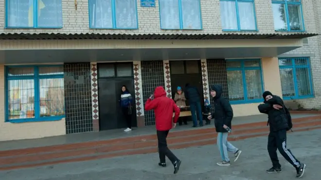 школярі, підлітки